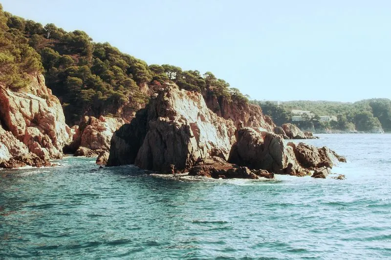 Penya-segats espectaculars sobre el mar a la Costa Brava