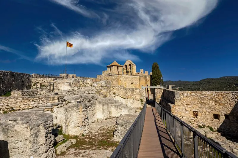 Ruïnes d'un castell medieval sota un cel espectacular