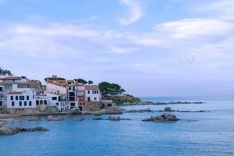 Cases blanques vora el mar a Calella de Palafrugell