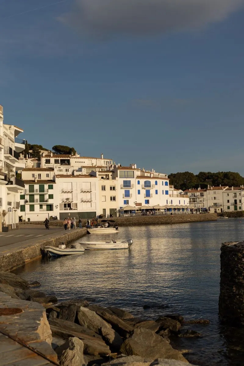 Barques amarrades al passeig de Cadaqués