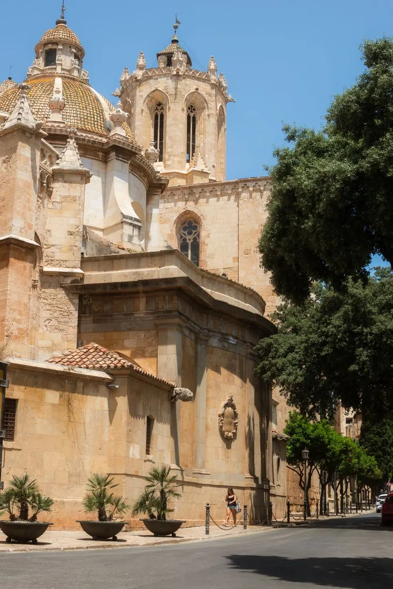 Carrer històric que porta a una catedral