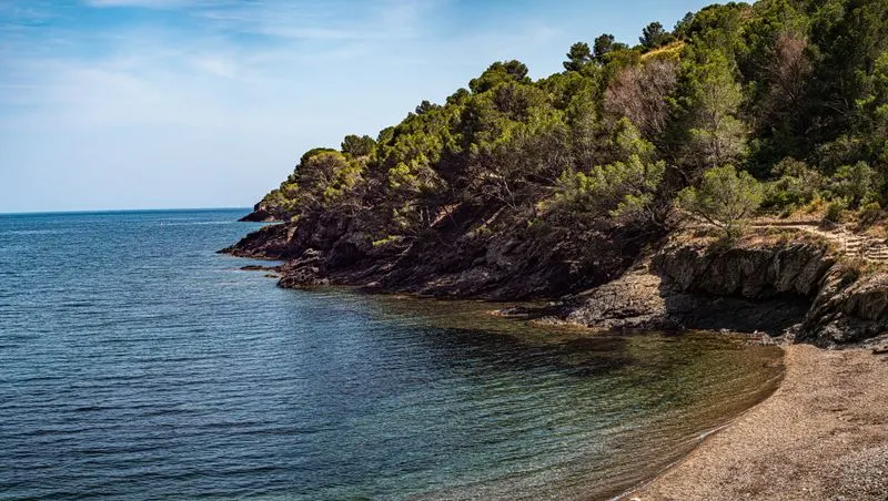 Costa rocosa i verda a Roses, Catalunya