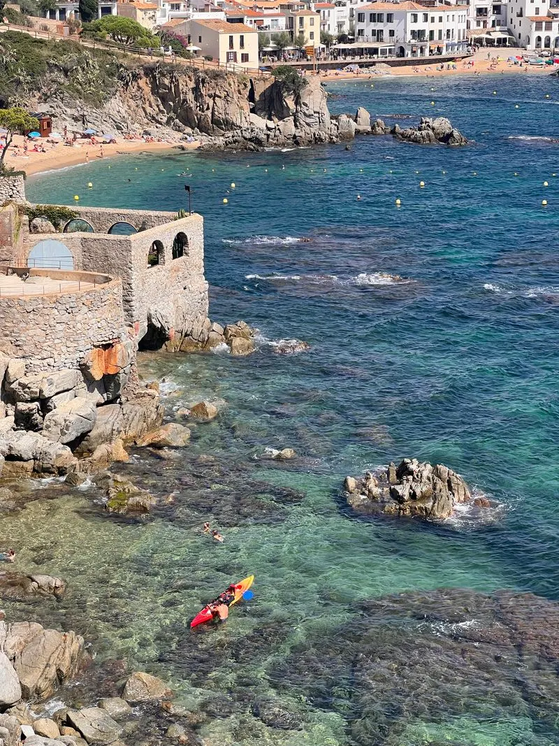 Arc de pedra a la costa amb un caiaquista