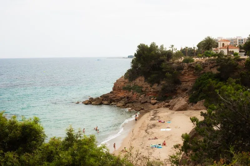 Platja de sorra amb penya-segats a la Costa Daurada