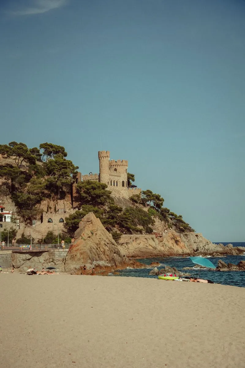 Castell medieval sobre la platja de Lloret de Mar