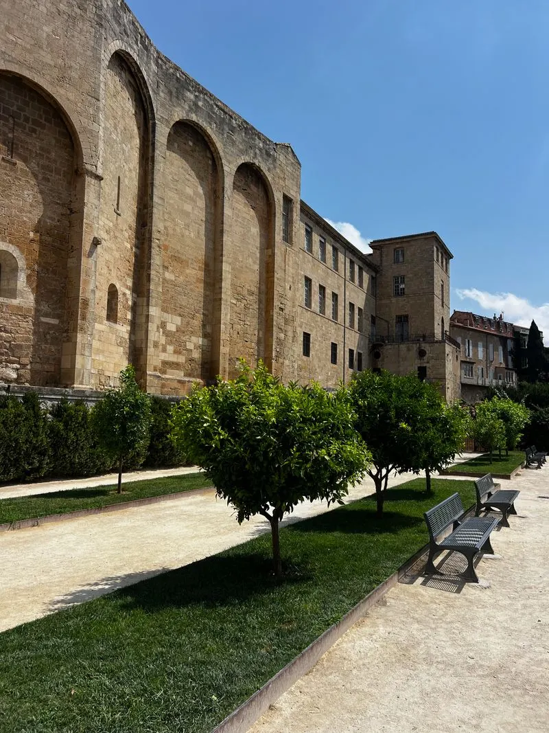 Edifici de pedra amb un camí de jardí