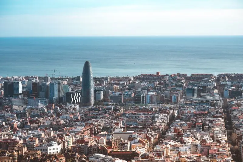 Skyline de Barcelona amb la Torre Glòries i el Mediterrani
