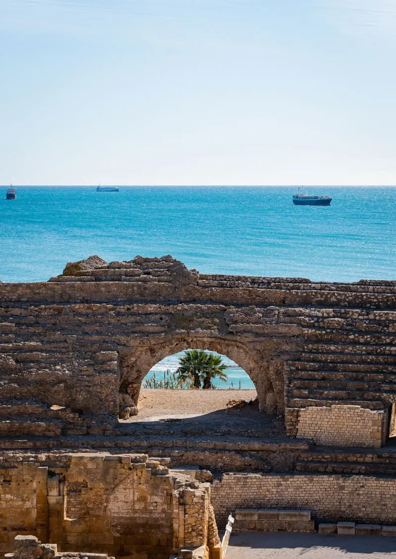 Amfiteatre romà de Tarragona amb vistes al mar