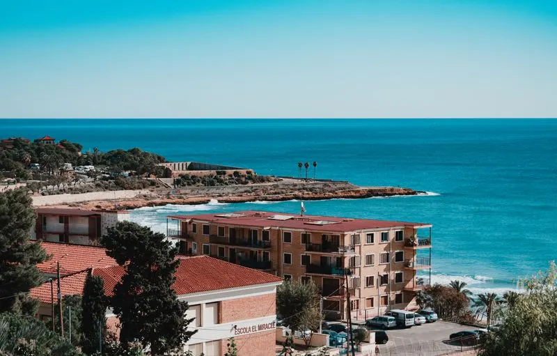 La costa de Tarragona amb un mar blau i transparent
