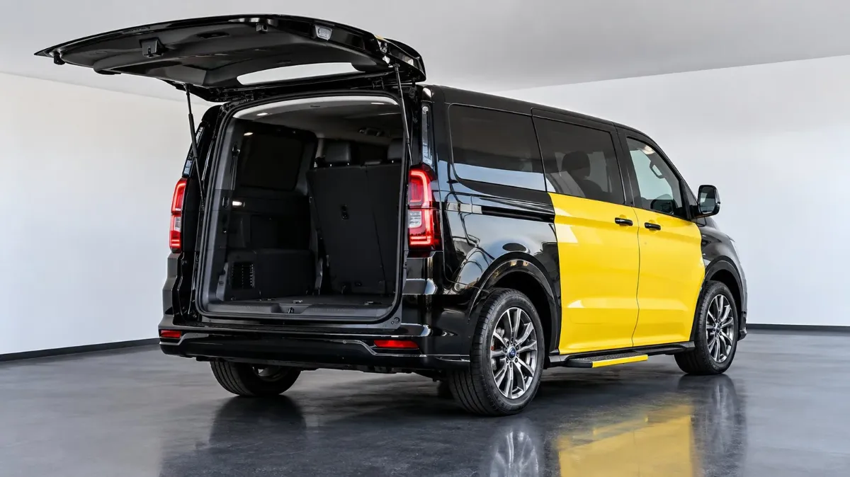 Maleter obert de la furgoneta taxi Ford Tourneo Custom que mostra l'espai per a l'equipatge