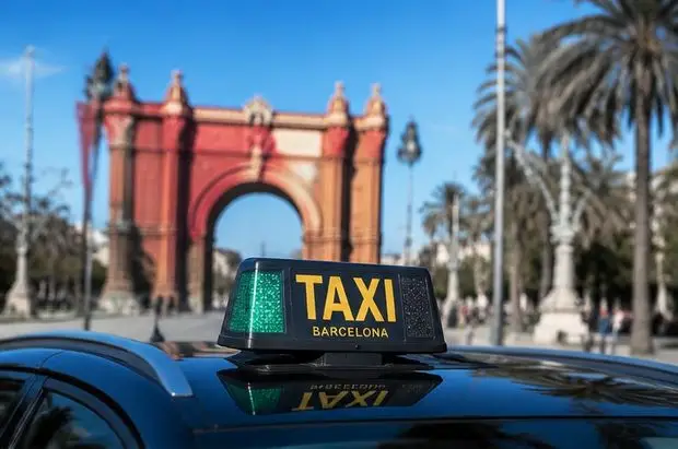 Green light on the TAXI Barcelona roof sign, meaning the taxi is free